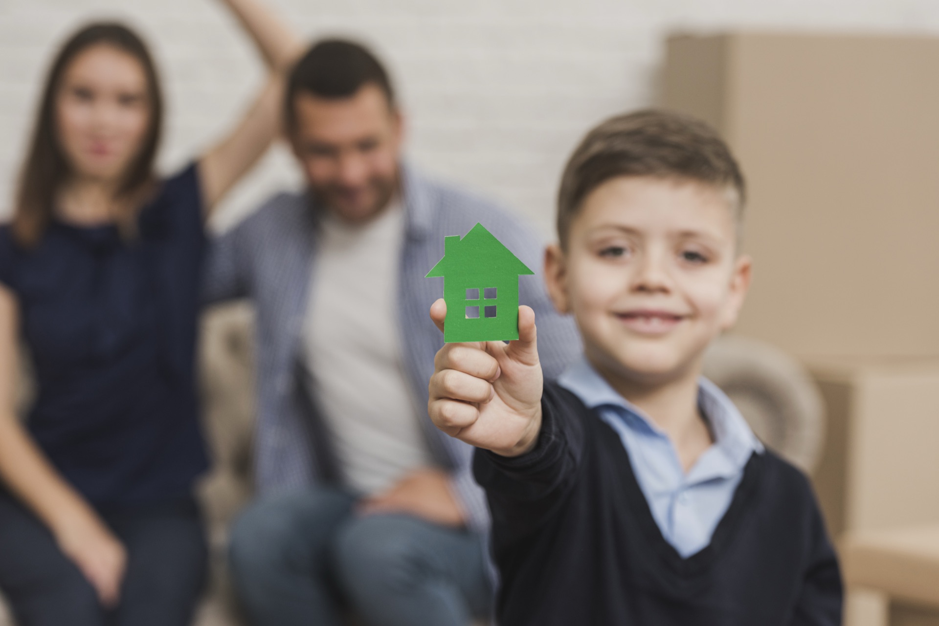 Corretora segurando uma miniatura de casa, representando o seguro residencial